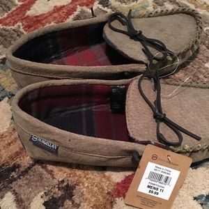 NWT men’s Magellan slippers